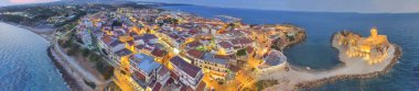 Panoramik Le Castella helikopter, Calabria, İtalya'dan gece.