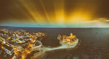 Panoramik Le Castella helikopter, Calabria, İtalya'dan gece.
