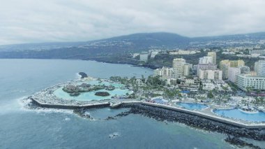 Garachico havuzları ve manzarası. Tenerife havadan görünümü.