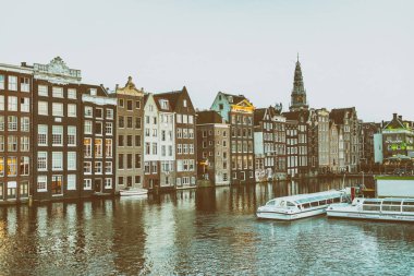 Amsterdam, Hollanda - Mart 2015: Kanal boyunca şehir binalar görünümünü. Şehrin 15 milyon turist her yıl ev sahipliği yapan.