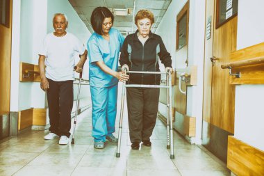Asyalı Doktor walker ve hastane koridordaki adam yaşlı kadın yardım.