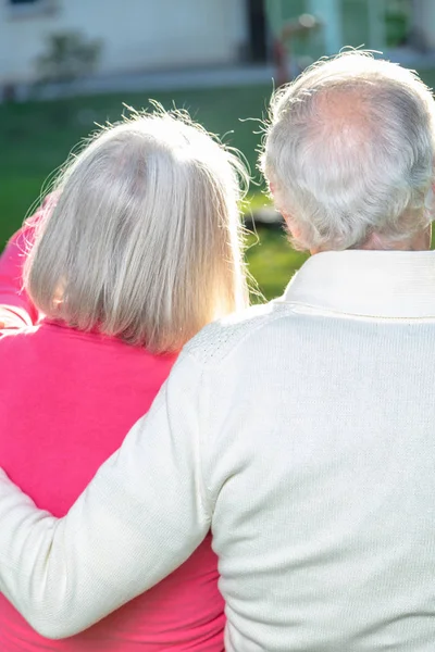 Gelukkig Bejaarde Echtpaar Tuin Genieten Van Zon Achteraanzicht — Stockfoto