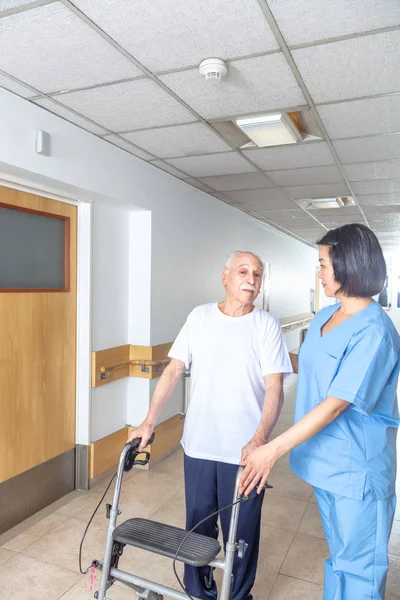 Азиатская Медсестра Помогает Пожилому Человеку Ходунком Больничном Проходе — стоковое фото
