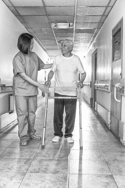 亚洲医生帮助老人与沃克在医院走廊 — 图库照片