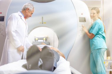 MRI tarama iki doktor, açık üzerinden gelen güneş ışınları yardımıyla geçiren adam.