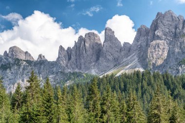 Dolomites, İtalya. Güzel alp, yaz sezonu doruklarına.