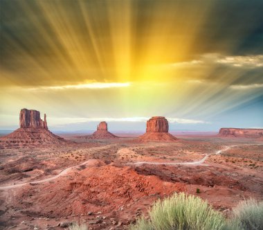 Güzel yaz Sunset'teki Anıt Vadisi Milli Parkı buttes.