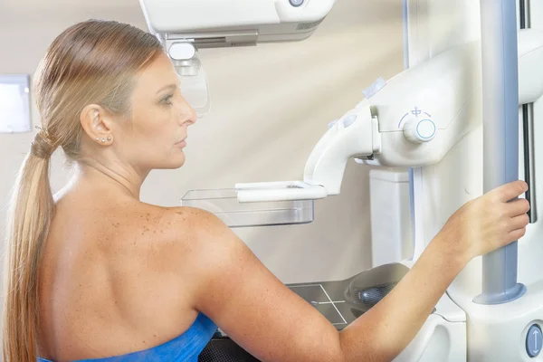 妇女正在医院进行扫描测试 来自外部的太阳光线 — 图库照片