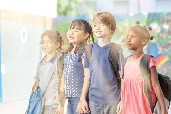 Gruppe Multiethnischer Grundschüler Glücklich Auf Dem Schulhof Sonnenstrahlen Vom Himmel — Stockfoto