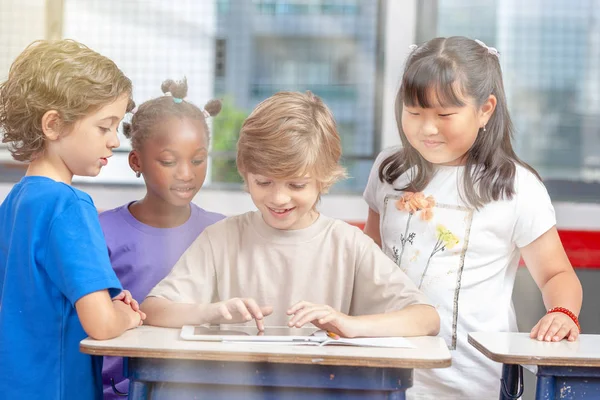 광선에서 나오는 태블릿 초등학교에 민족적인 — 스톡 사진