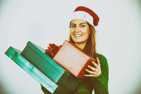 Mulher Segurando Presentes Para Natal Isolado Fundo Branco — Fotografia de Stock