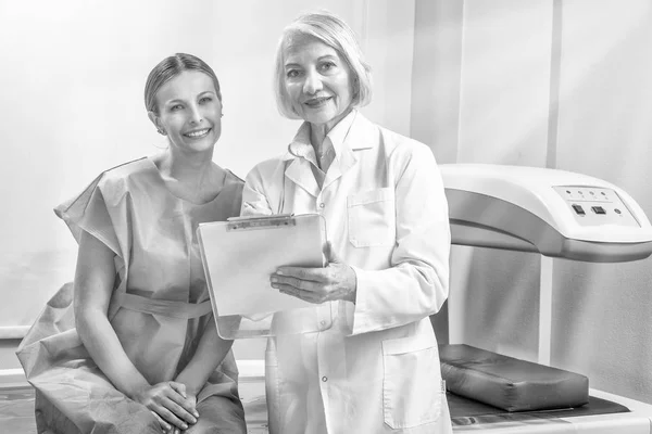 Vrouw Stralen Van Zon Vandaan Scan Test Het Ziekenhuis Met — Stockfoto