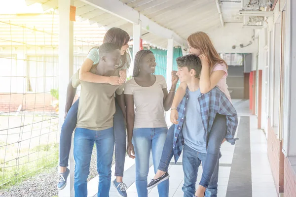 Tonåringar Grupp Multi Etniska Människor Njuter Skolans Vardag — Stockfoto