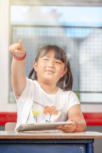 Asiatisches Mädchen Der Grundschule Sonnenstrahlen Von Außen — Stockfoto