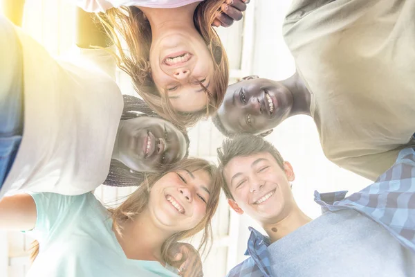 Vista Hacia Arriba Cinco Adolescentes Multiétnicos Mirando Hacia Abajo Rayos — Foto de Stock