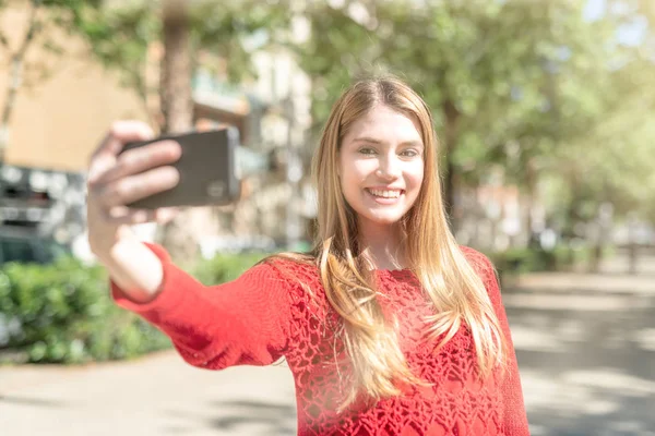 Menina Loira Fazendo Selfie Visitando Cidade Raios Sol Vindo Trás — Fotografia de Stock