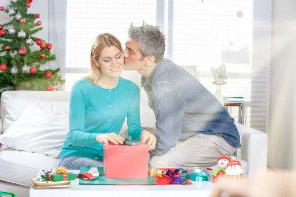 Kaukasische Paar Thuis Voor Kerstmis Opening Geschenken Stralen Van Zon — Stockfoto