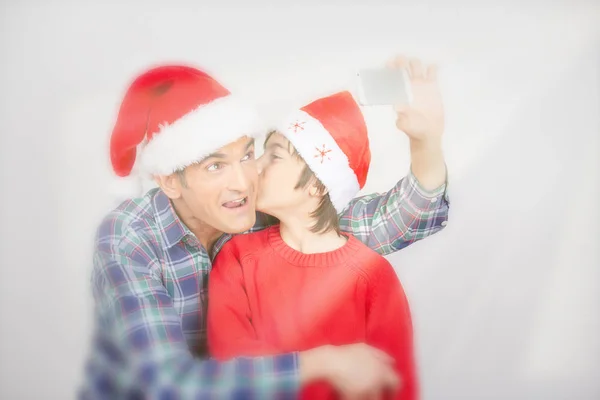 Vater Und Sohn Lachen Beim Selfie Weihnachten Isoliert Auf Weißem — Stockfoto