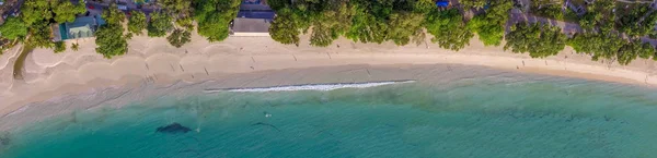 Vista Panorâmica Aérea Aérea Bela Praia Tropical Com Árvores Nadadores — Fotografia de Stock