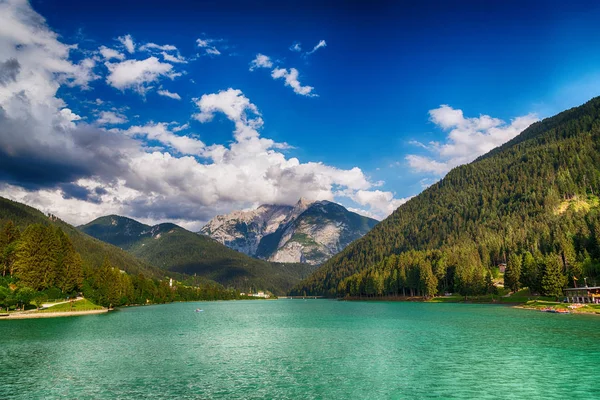 Dolomitas Italia Hermoso Lago Alpino Con Picos Montaña Temporada Verano — Foto de Stock