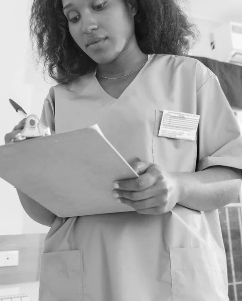 Αφρικανική Γυναίκα Γιατρό Πλήρωση Νοσοκομείο Κάρτας Υγείας Του Ασθενούς — Φωτογραφία Αρχείου