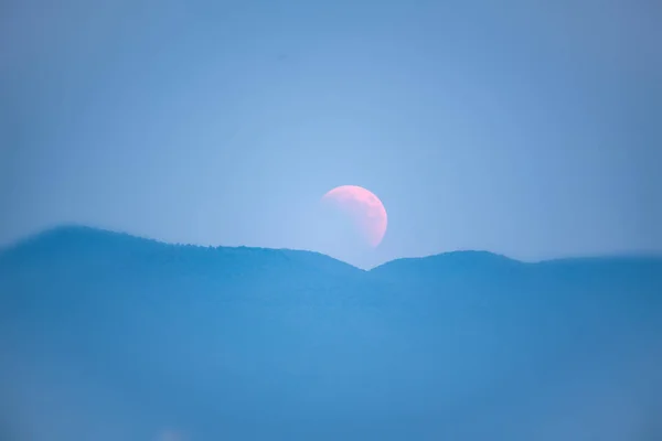 Eclipse Lunar Luna Saliendo Detrás Una Montaña — Foto de Stock