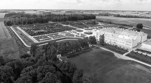 Vista Aérea Hermosa Campiña Verano Alrededor Del Castillo Rundale Letonia —  Fotos de Stock