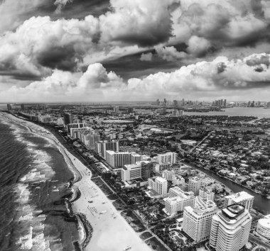 Bulutlu bir sabahta Miami Plajı hava manzarası.