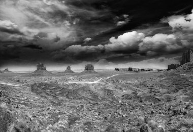 Monument Valley manzara, gün batımı, siyah beyaz görünümü panoramik havadan görünümü.