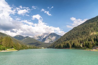 Dolomites, İtalya. Dağ doruklarına yaz sezonu ile güzel dağ Gölü.