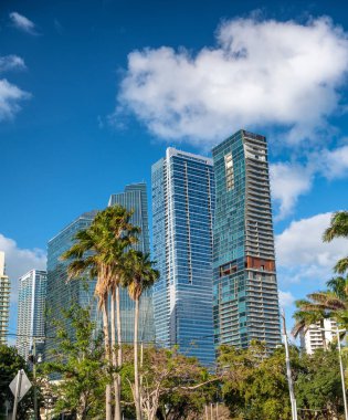 Güneşli bir günde Downtown Miami gökdelenler.