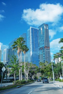 Miami - 27 Mart 2018: Gökdelenler ve güneşli bir trafik. Miami 20 milyon insan her yıl çekiyor.