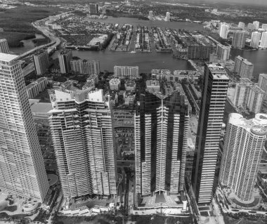 Plaj boyunca gökdelenlerin havadan görünümü.