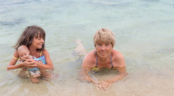 Ältere Frau Mit Enkelin Spielt Meerwasser — Stockfoto