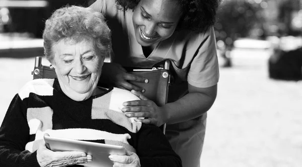 Nurse Explaining Tablet Use Elder Woman Wheelchair — Stock Photo, Image