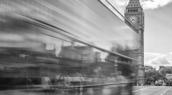 Лондон Сентября 2016 Автобус Пересекает Вестминстерский Мост Туристами Размытый Вид — стоковое фото