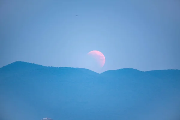Eclipse Lunar Lua Subir Atrás Uma Montanha — Fotografia de Stock