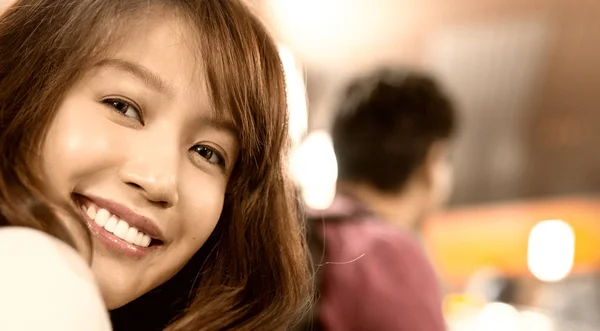 笑顔地下鉄エスカレーターのアジアの女の子 — ストック写真