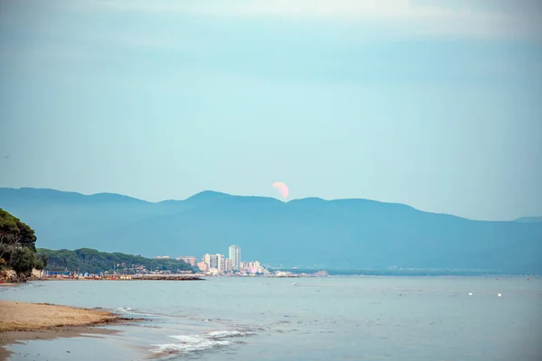 Lunar Eclipse Moon Rising Mountain Ocean — Stock Photo, Image