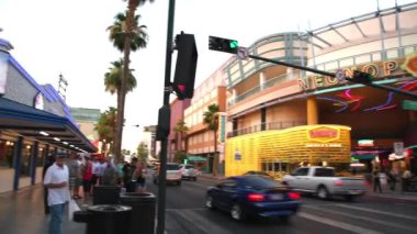 Las Vegas, Nv - 29 Haziran 2018: Fremont deneyim ve araba trafiği içinde Downtown Las Vegas gün batımında. Büyük kumar dünya şehridir