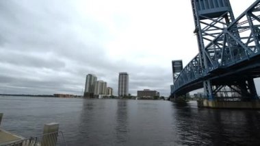 Jacksonville, Fl - Nisan 2018: Şehir Köprüsü ve binalar Saint Johns Nehri boyunca. Önemli bir cazibe Florida şehridir