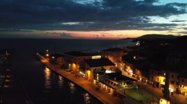 Castiglione della Pescaia, Güneş battıktan sonra gece, havadan görünümü