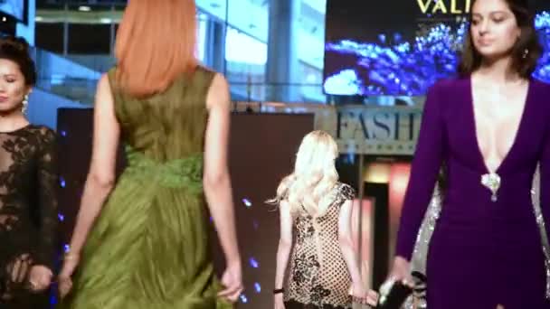 拉斯维加斯 内华达州 2018年7月1日 女孩在时装秀商场的表演 拉斯维加斯是世界博彩之都 — 图库视频影像