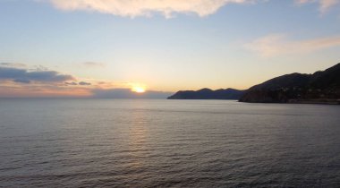 Gün batımında güzel sahil.