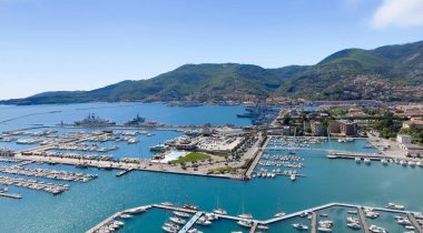 Güzel bir şehir bağlantı noktasının havadan görünümü.