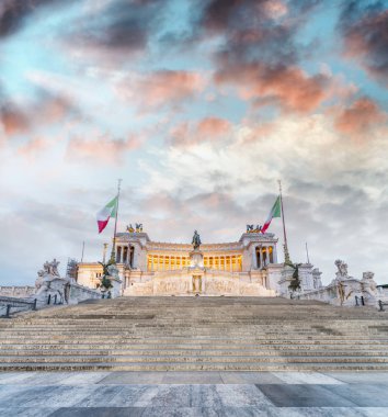 Anıt, Vittorio Emanuele II Roma gece, İtalya. Mimari arka plan.