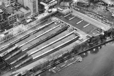 Melbourne, Victoria - 6 Eylül 2018: Flinders Sokağı İstasyonu havadan görünümü geceleri. Melbourne ülkenin ikinci en çok kalabalık şehirdir.