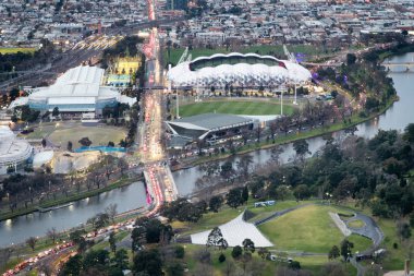 Gece yüksek bakış açısından, Melbourne Şehir Stadyumu havadan görünümü.