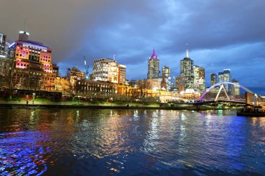 Melbourne şehir nehir yansımaları geceleri.