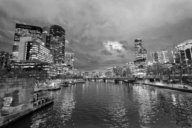 Melbourne geceleri. Şehir gökdelenler yansımaları Yarra Nehri üzerinde.